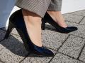 Pantofle damskie LAURA 36-40 czarne lakierowane