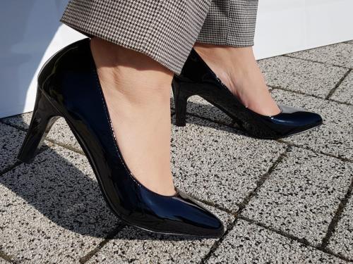 Pantofle damskie LAURA 36-40 czarne lakierowane