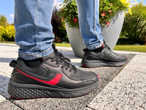 Buty-Sportowe-Meskie-Jurek-Czarne-z-Czerwonymi-Elementami