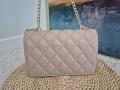 Torebka-Damska-Listonoszka-Bezowa-Na-Zlotym-Lancuszku