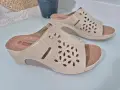 Klapki-Damskie-na-Koturnie-Bezowe