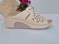 Klapki-Damskie-na-Koturnie-Bezowe