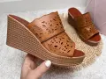 Lekkie-Klapki-Damskie-Brazowe-Na-Koturnie-Azurowa-Cholewka