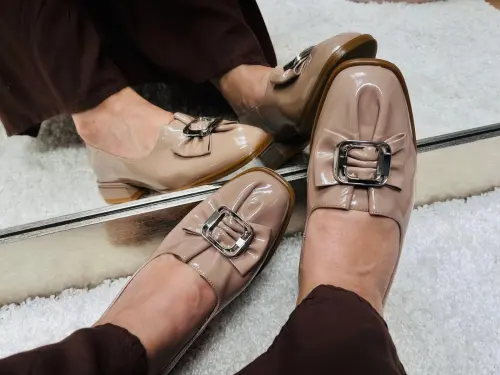 Eleganckie-Polbuty-Damskie-Skorzane-bezowe-Lakierowane