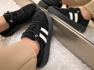 Czarne Zamszowe Sneakersy Damskie Skóra Naturalna Z Białymi Dodatkami