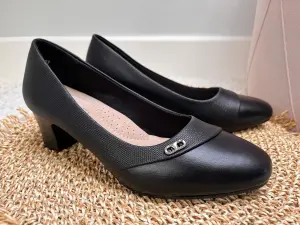 Eleganckie Czółenka Damskie Na Słupku Czarne Z Delikatną Ozdobą